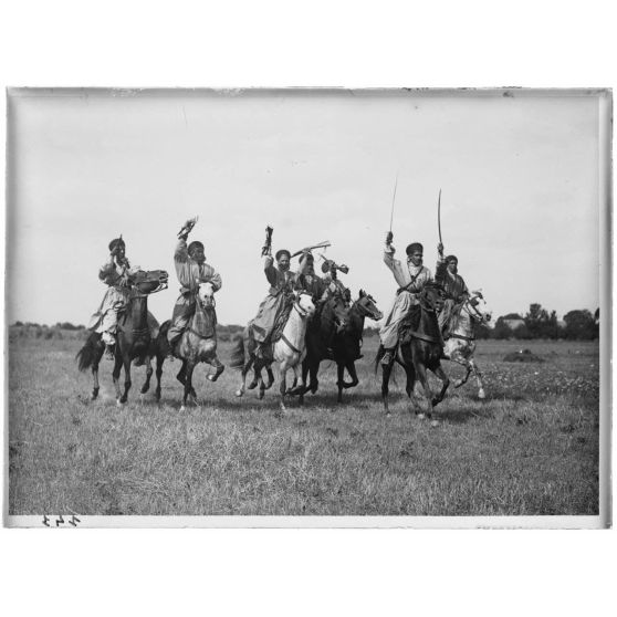 [Cavaliers Spahis partant à l'attaque.]