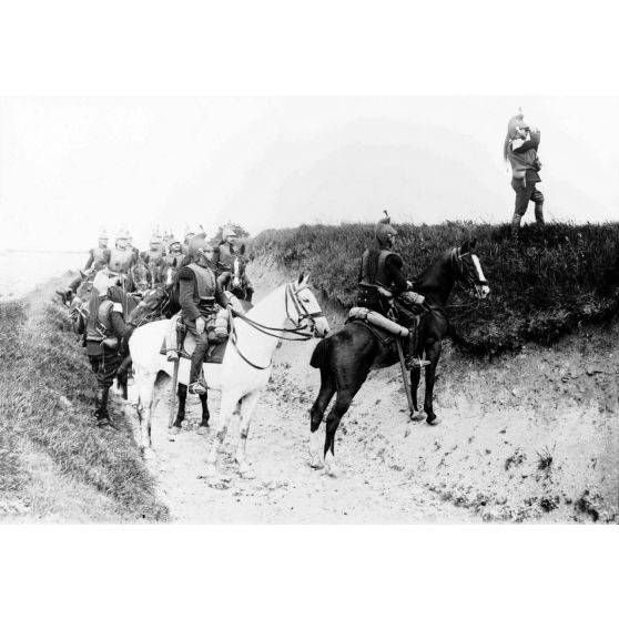 En reconnaissance. Cuirassiers. Pas-de-Calais, 1915. [légende d'origine]