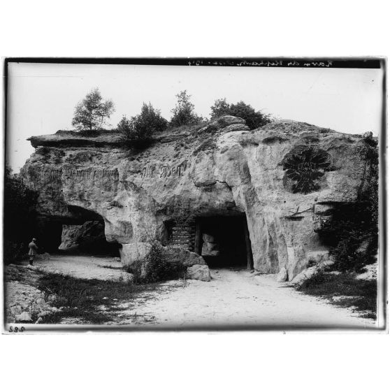 Le ravin des Eléphants à Ville, pr. Noyon, organisé défensivement par les Allemands et orné de sculptures à même le rocher. 1917. [légende d'origine]