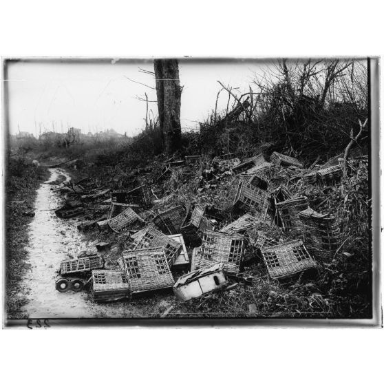 Emplacement d'une batterie allemande de 77, devant le Château de Chaulnes. Somme, 1917. [légende d'origine]