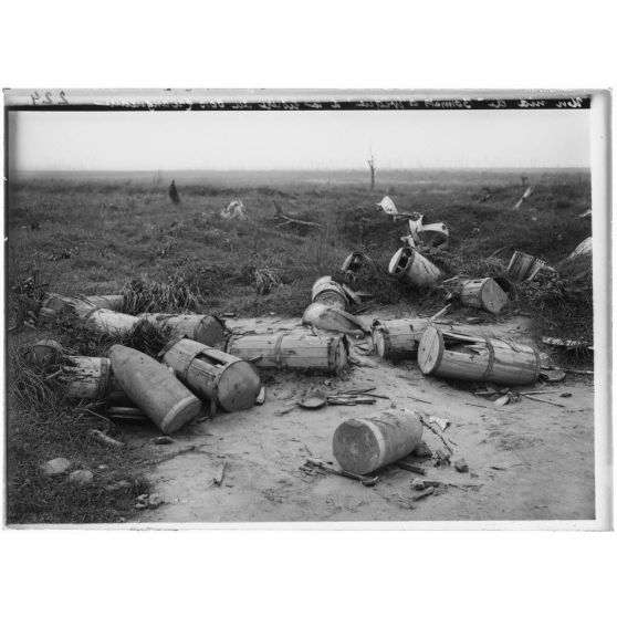 Un coin de champ de bataille. Devant le bois en Z. Chaulnes. Somme. [légende d'origine]