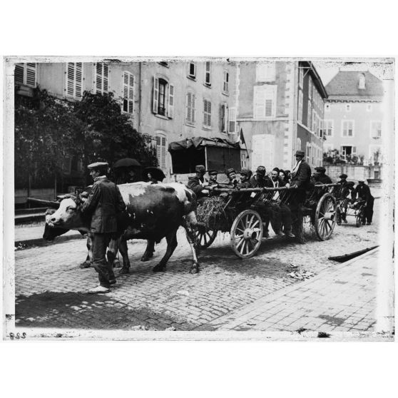 Convoi de blessés dans Bruyères. Vosges, août 1914. [légende d'origine]