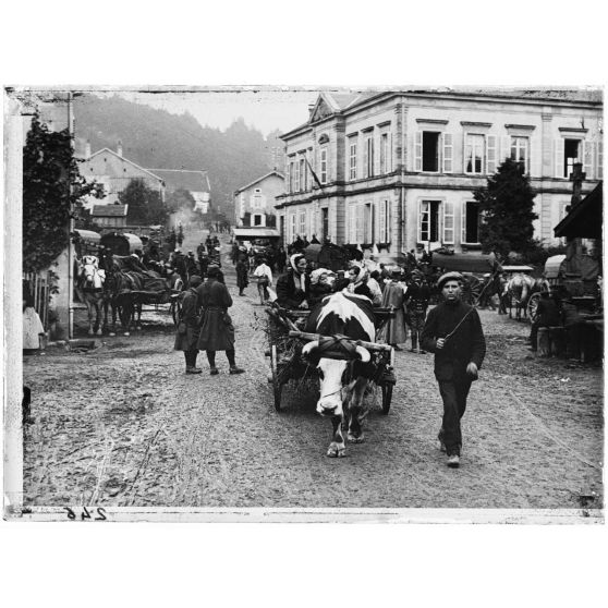 Les paysans fuient devant l'envahisseur. Vosges, août 1914. [légende d'origine]