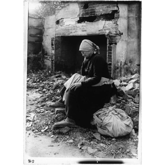 [Une femme dans les ruines de sa maison.]