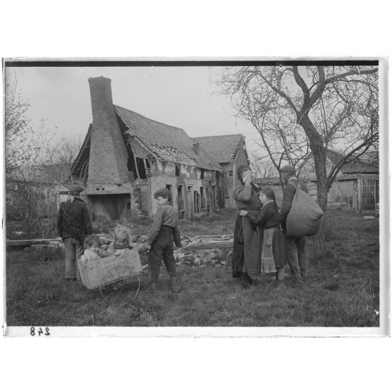 [Une famille à la rue après la destruction de sa maison.]