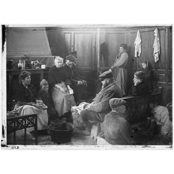 Réfugiés dans l'église de Fréniches. Recul allemand de 1917. Oise. [légende d'origine]