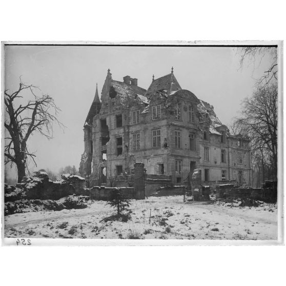 [Château du Plessis-de-Roye, devant Lassigny. Oise, 1917.]