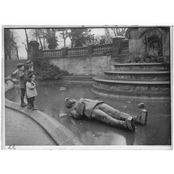 Statue de Frédéric-Charles, jetée au bas de son piédestal et immergée dans un bassin à Metz, 1918.