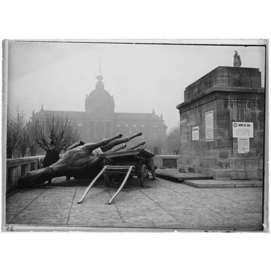 [Strasbourg, 22 novembre 1918, la statue de Guillaume 1er descendue par les étudiants, entrée des troupes françaises à Strasbourg, général Gouraud.]