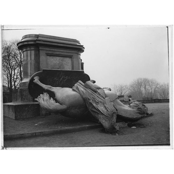 Statue de Guillaume Ier jetée au bas de son piédestal à Metz. 1918.