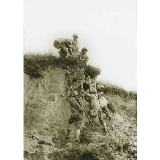 Comme sur le "Carso", Oise, 1917, gosses des pays reconquis. [légende d'origine]