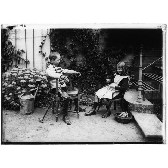 [Gosses des pays reconquis imitant des adultes.]