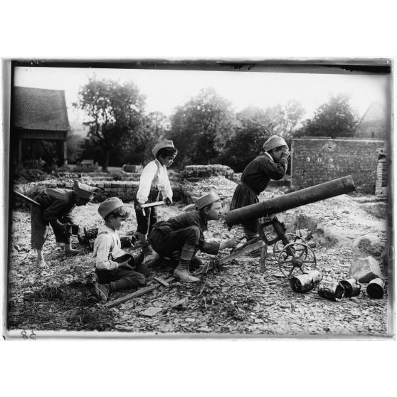 Gosses des pays reconquis jouant à  l'artillerie. [légende d'origine]