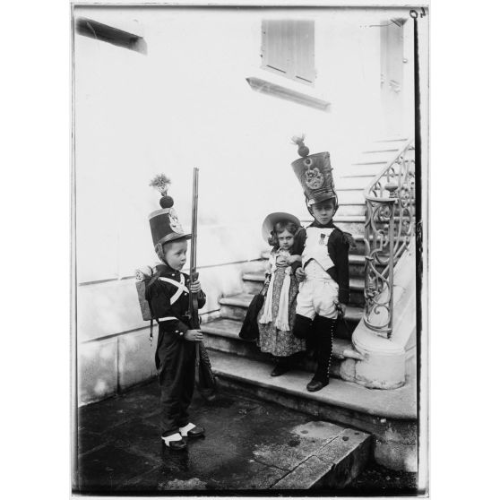 [Enfants jouant à imiter des adultes.]