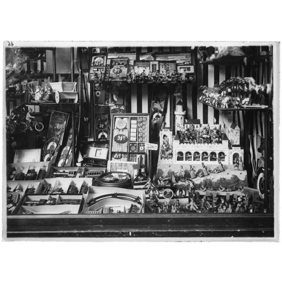 Devanture d'un marchand de jouets à Sarrebruck, novembre 1918. [légende d'origine]