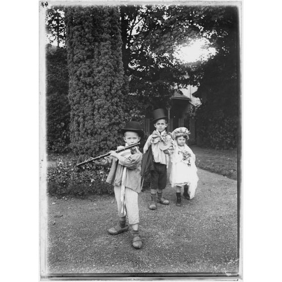 [Enfants jouant à imiter des adultes.]