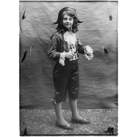 [Petite fille déguisée en pirate.]