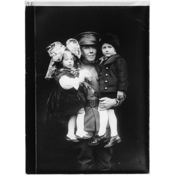 Joli geste d'un Capitaine Américain le jour de l'entrée des troupes françaises dans Colmar. 1918. [légende d'origine]