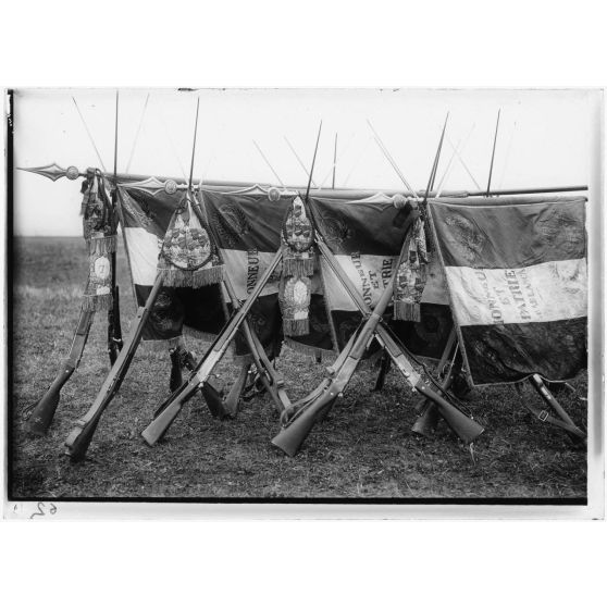 Drapeaux de la Division Marocaine, décembre 1917. [légende d'origine]