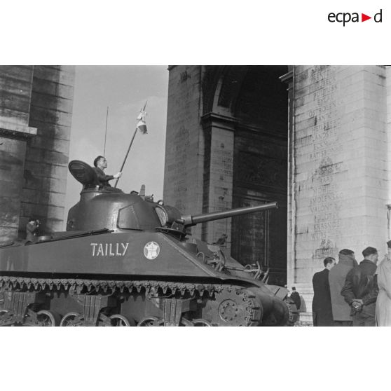 [La cérémonie des obsèques du général Leclerc à l'Arc de Triomphe le 7 décembre 1947. Le char Sherman M4A3 Tailly.]