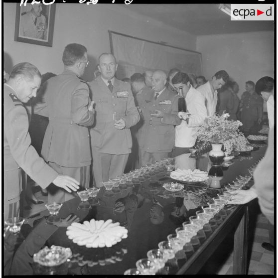 Le général Allard s'entretient avec des officiers lors de la réception du réveillon du jour de l'an.