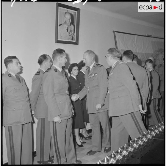 Le général Allard s'entretient avec des officiers lors de la réception du réveillon du jour de l'an.