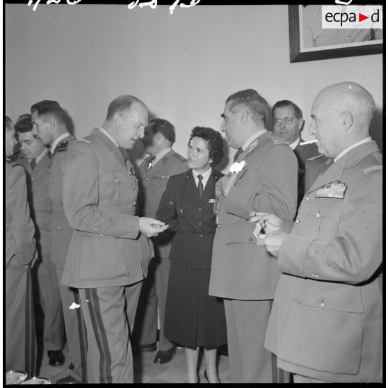 Le général Allard s'entretient avec des officiers lors de la réception du réveillon du jour de l'an.