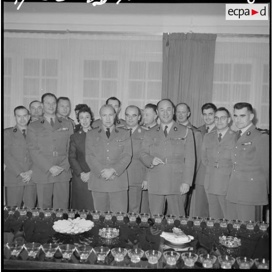 Portrait des officiers lors de la réception du réveillon du jour de l'an.