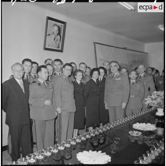 Portrait des officiers lors de la réception du réveillon du jour de l'an.