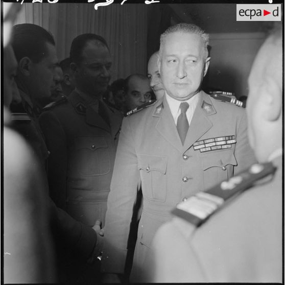 Portrait d'un officier lors de la réception du réveillon du jour de l'an.