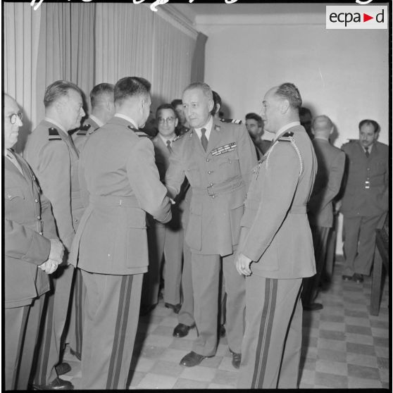 Un officier serre la main d'un autre officier lors de la réception du réveillon du jour de l'an.