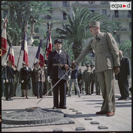 Alger. La cérémonie au monument aux morts.