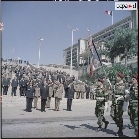 Alger. Défilé des troupes.