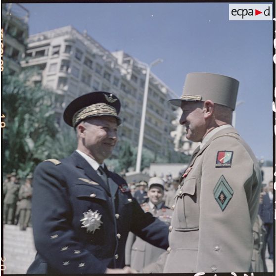 Alger. Le général Challe et le général Allard.