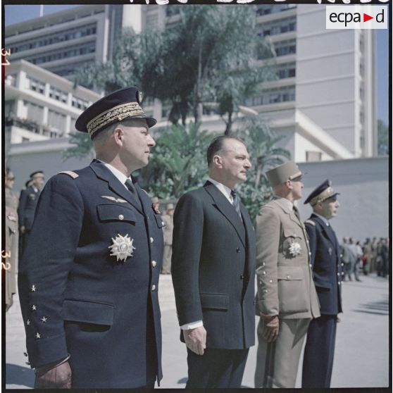 Alger. De gauche à droite le général Challe, Paul Delouvrier, le général Allard, l'amiral Auboyneau.