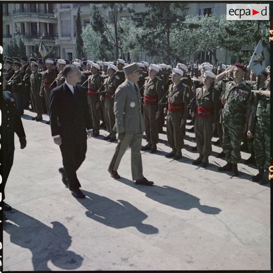 Alger. Le général Allard passe les troupes en revue, accompagné de Paul Delouvrier et du général Challe.