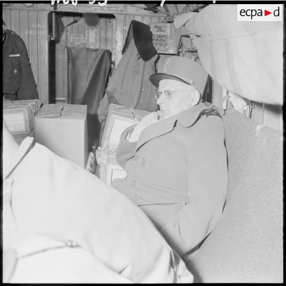 Région d'Aumale. Le général Zeller dans l'hélicoptère.