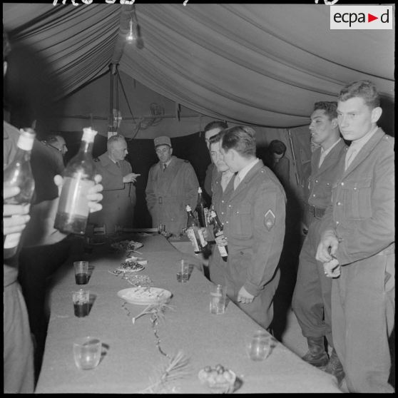 Région d'Aumale. Le général Zeller au 9ème bataillon du 23ème régiment d'artillerie (RA).