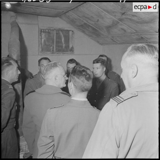 Région d'Aumale. Le général Zeller au 9ème bataillon du 23ème régiment d'artillerie (RA).