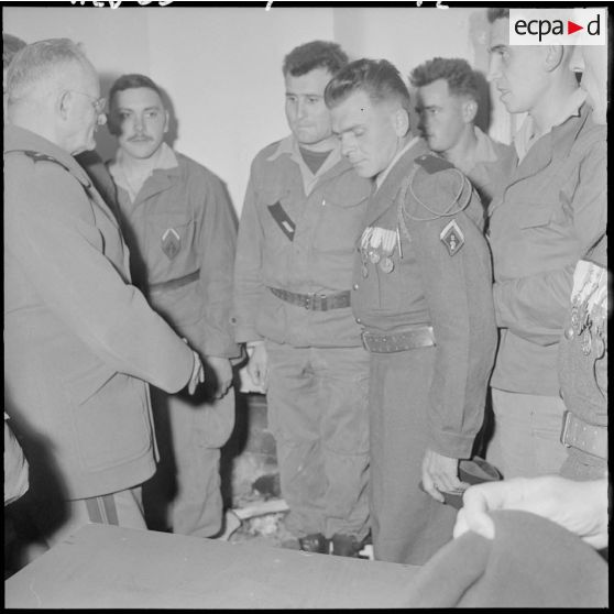 Région d'Aumale. Le général Zeller avec les gradés de la 3ème compagnie du 2ème régiment d'infanterie (RI).