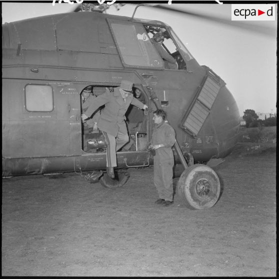 Région d'Aumale. Le général Zeller sort de l'hélicoptère pour rencontrer le général Arnoux de Maison Rouge à Aumale.