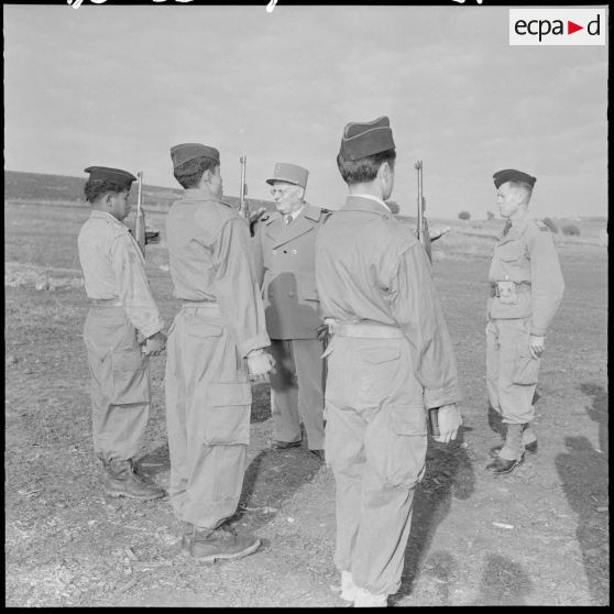 Région d'Aumale. Le général Zeller au poste de Souk-el-Arba.