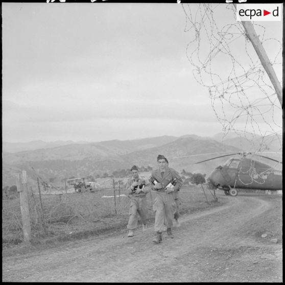 Région d'Aumale. Le général Zeller au poste de Ouled Moussa : des soldats transportent des bouteilles.