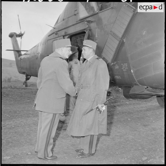 Région d'Aumale. Le général Zeller fait ses adieux au général Arnoux de Maison Rouge.