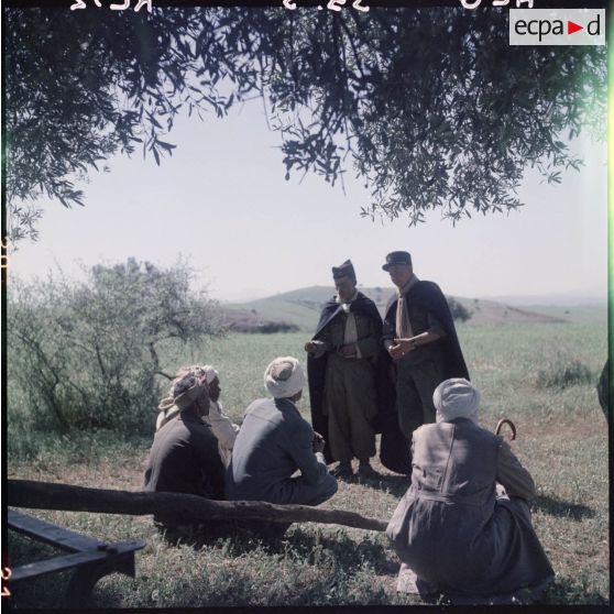 Devant les habitants et habitantes le sous-lieutenant Berthaut parle des prochaines élections.