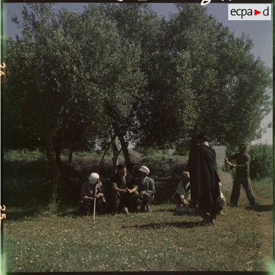 Devant les habitants et habitantes le sous-lieutenant Berthaut parle des prochaines élections.