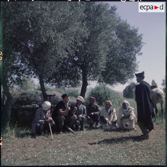 Devant les habitants et habitantes le sous-lieutenant Berthaut parle des prochaines élections.