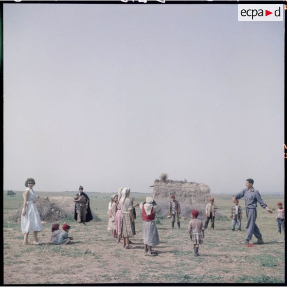 Le moniteur de la jeunesse organise des jeux.