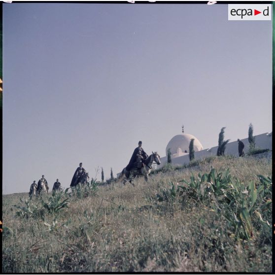 La section avance et progresse dans la vallée du Cheliff et traverse l'oued Cheliff.