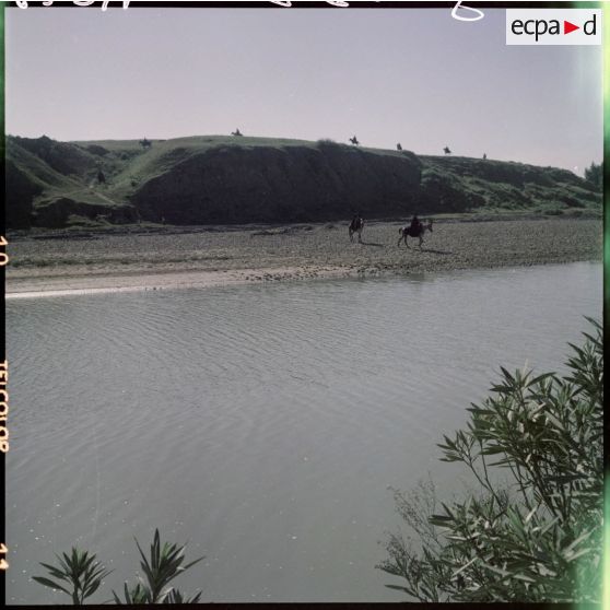 La section avance et progresse dans la vallée du Cheliff et traverse l'oued Cheliff.